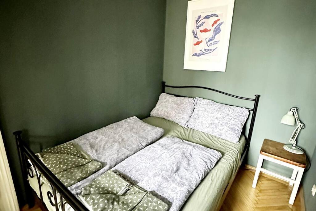 Ruhige & Grosse Altbauwohnung 7min Zum Zentrum Apartamento Viena